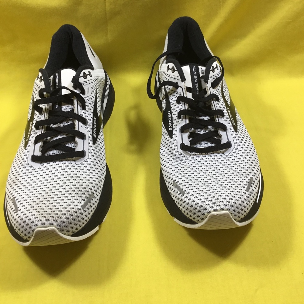 Brooks men’s White and Black Mesh Running Sneakers SZ